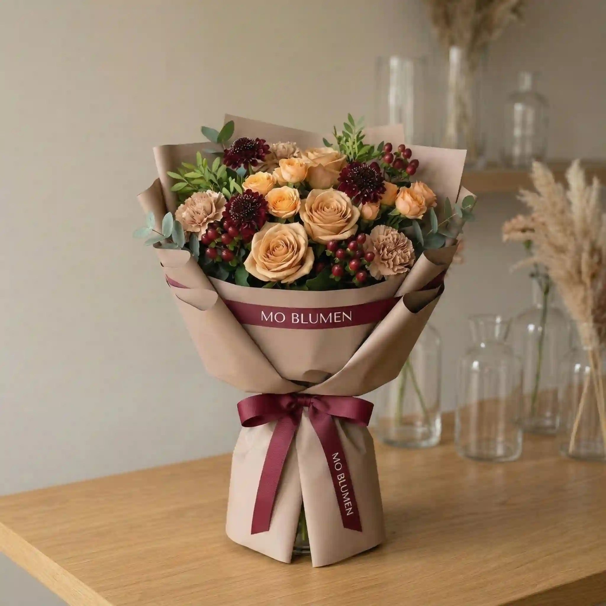 Herbstlicher Ostergru�Y mit Cappuccino-Rosen und Beeren MO BLUMEN Wien