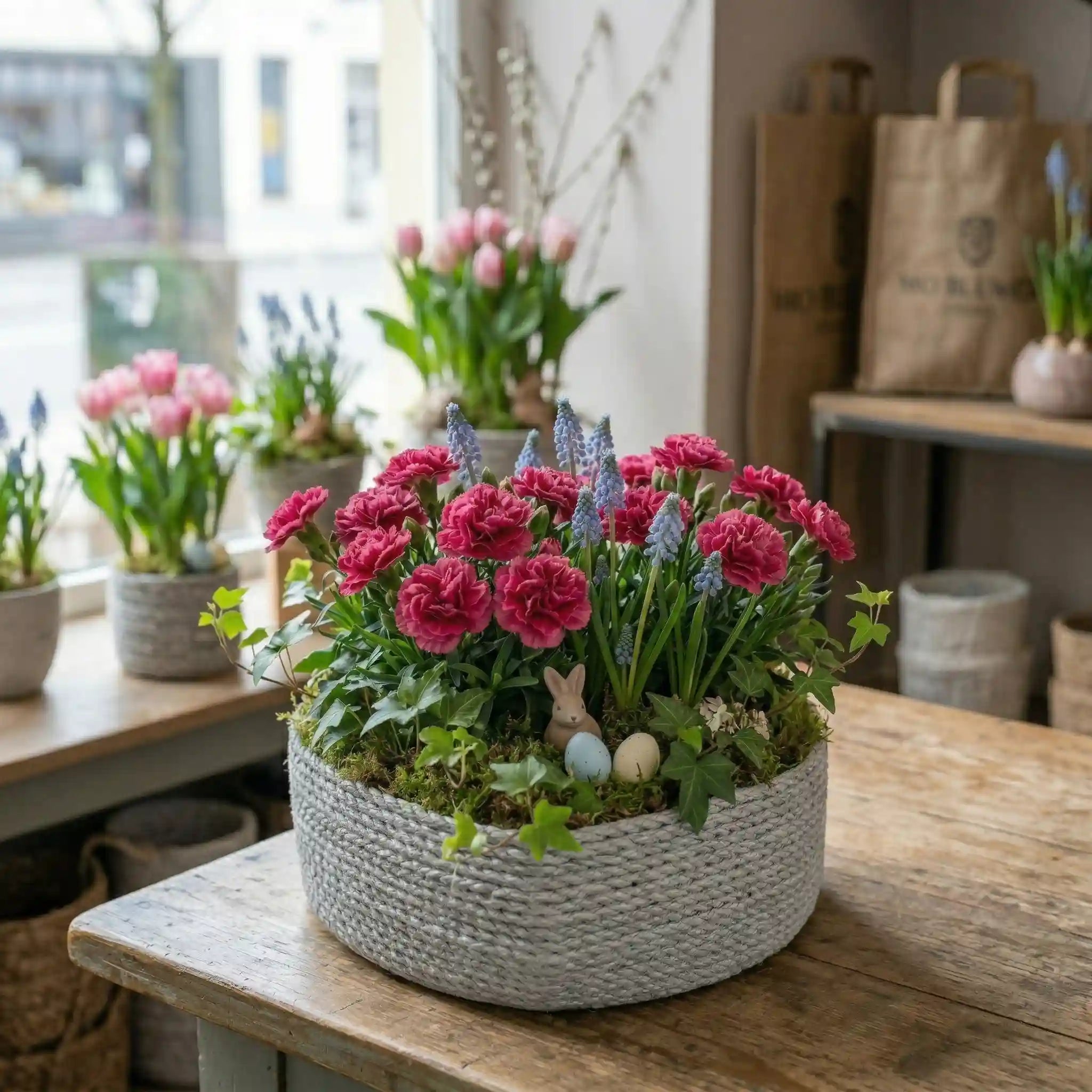 Romantischer Herzkorb mit Nelken und Muscari - MO BLUMEN Wien