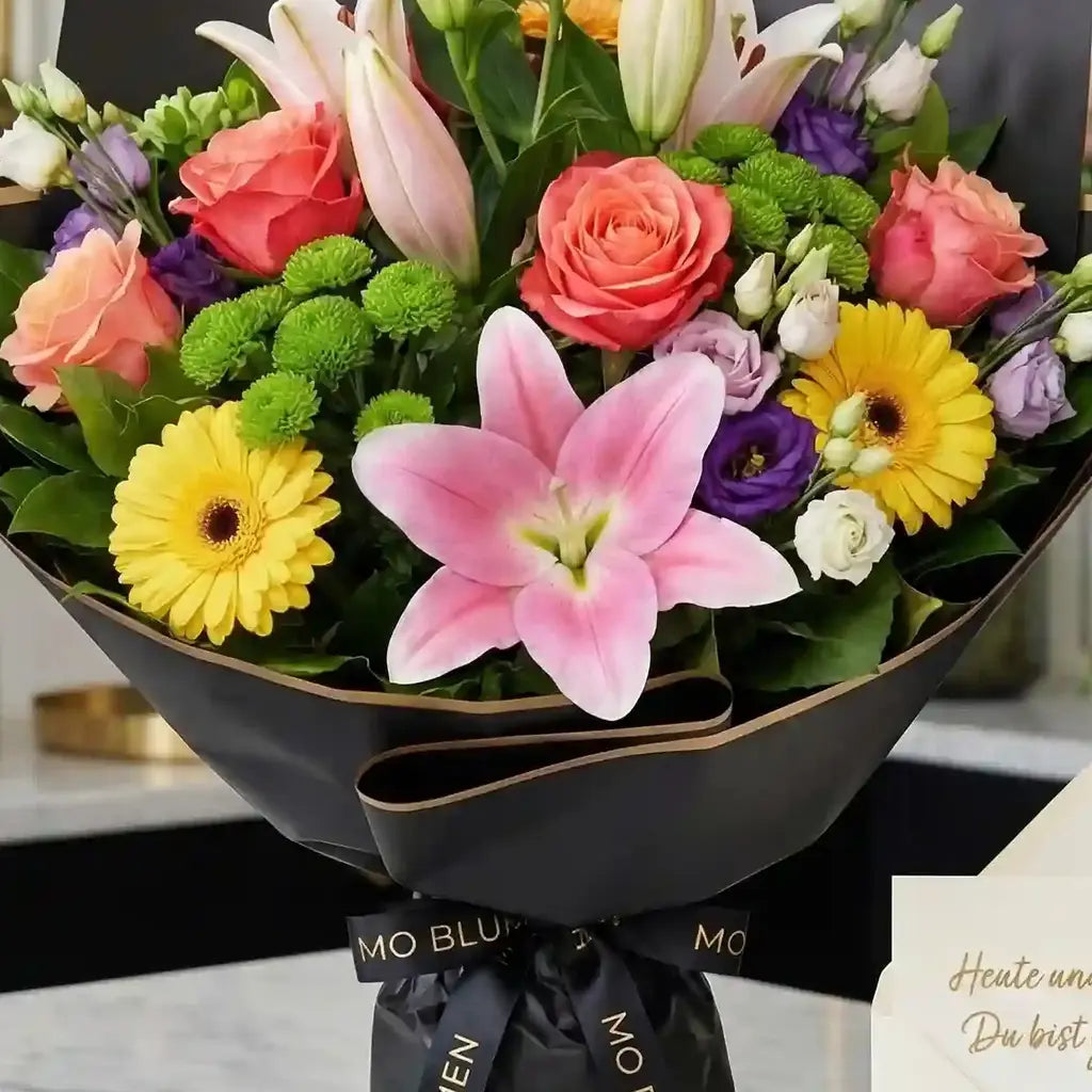 Luxus Blütenpracht Nahaufnahme - Lilien und Rosen Detail - MO BLUMEN Wien