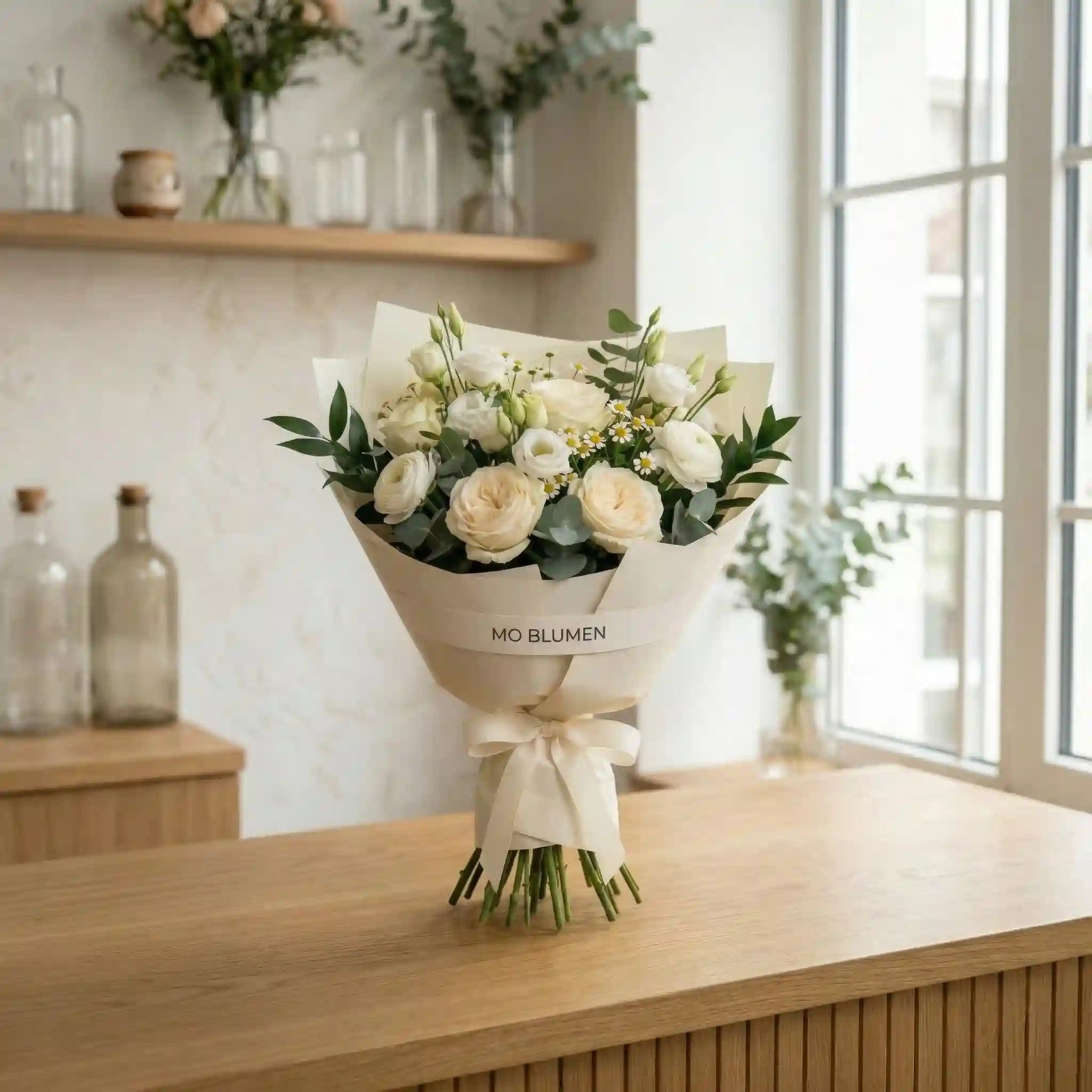 Ostermorgen Strau�Y mit wei�Yen Rosen und Lisianthus MO BLUMEN Wien