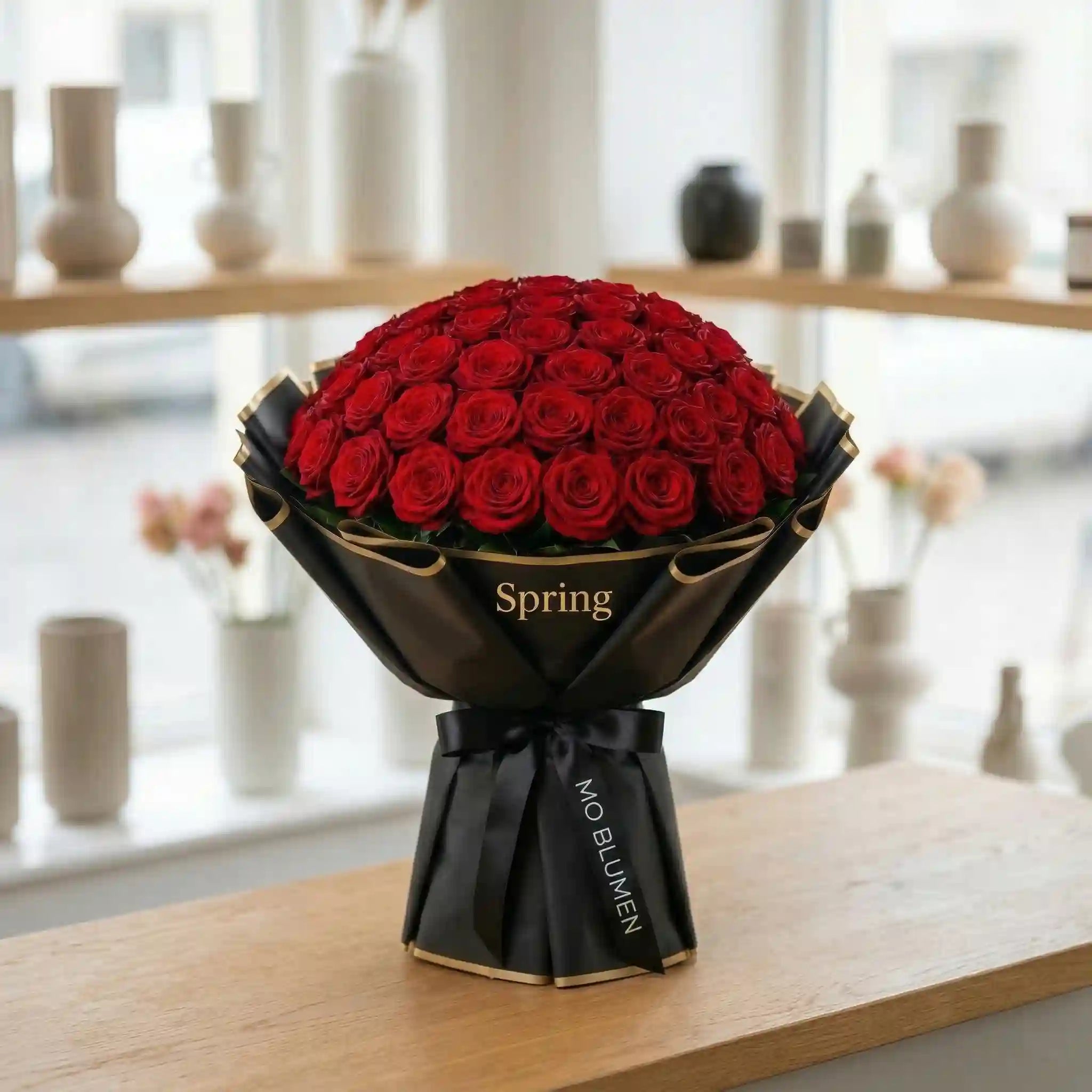 Rosentraum Luxus mit 50 roten Rosen in schwarzer Verpackung MO BLUMEN Wien