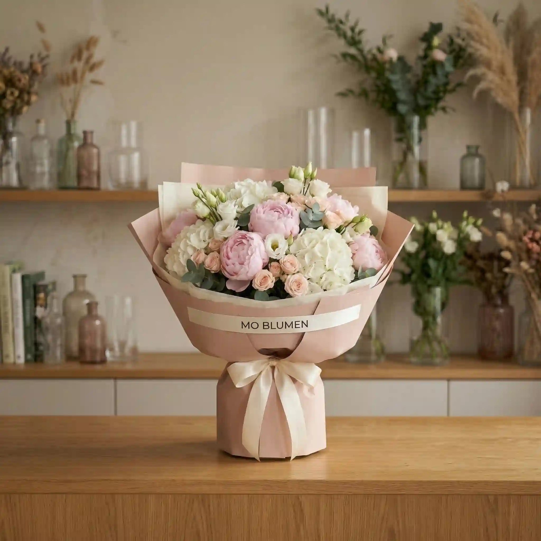 Rosenzauber Ostern mit Pfingstrosen und Hortensien MO BLUMEN Wien