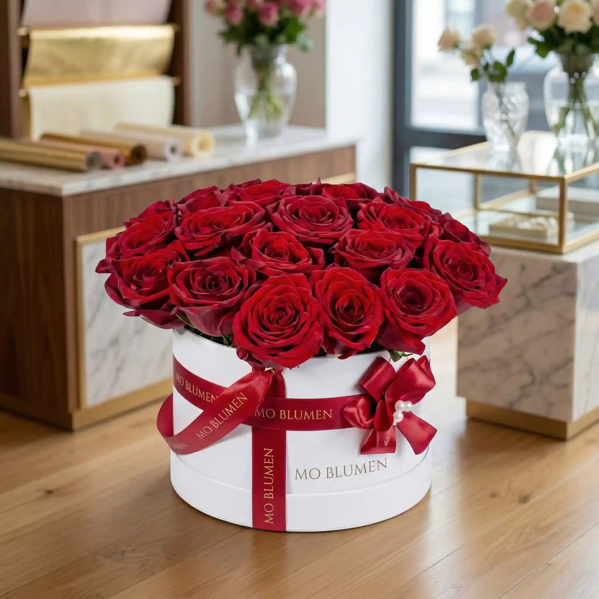 Samtrot-Box – rote Rosen in weißer Hutbox – MO BLUMEN Wien