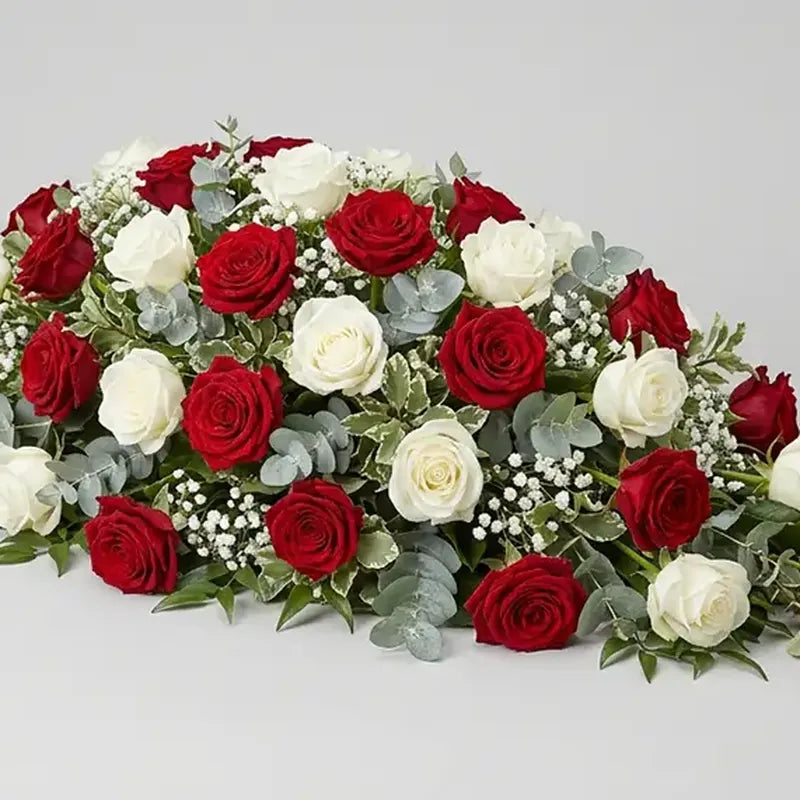 Nahaufnahme: Sargbukett Rot-Weiße Rosen mit Eukalyptus – Trauerfloristik MO BLUMEN Wien