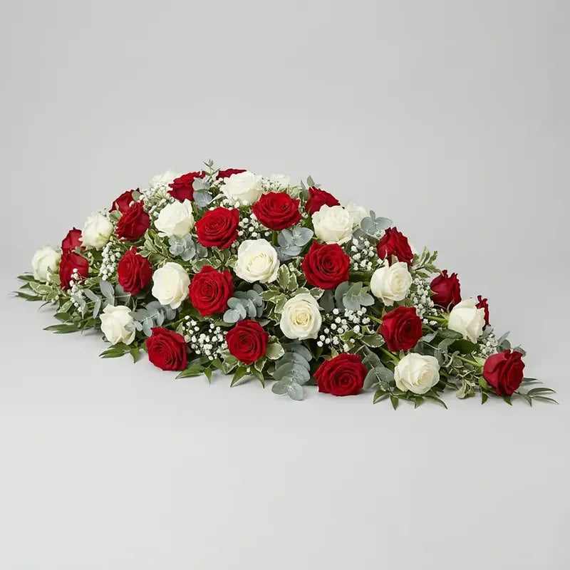 Sargbukett Rot-Weiße Rosen mit Eukalyptus – Trauerfloristik MO BLUMEN Wien