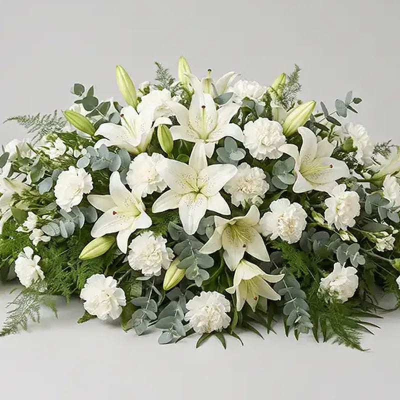 Nahaufnahme: Sargbukett Weiße Lilien & Nelken – Trauerfloristik MO BLUMEN Wien