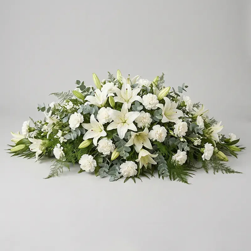 Sargbukett Weiße Lilien & Nelken – Trauerfloristik MO BLUMEN Wien