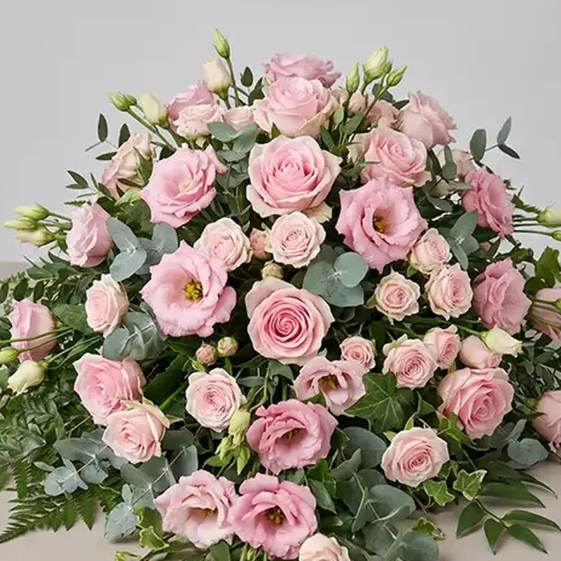 Nahaufnahme: Sargschmuck Rosa Lisianthus – Trauerfloristik MO BLUMEN Wien