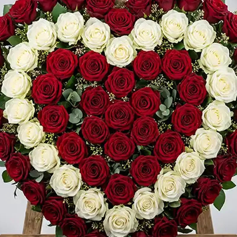 Nahaufnahme: Trauerherz Rot-Weiße Rosen Biedermeier – Trauerfloristik MO BLUMEN Wien
