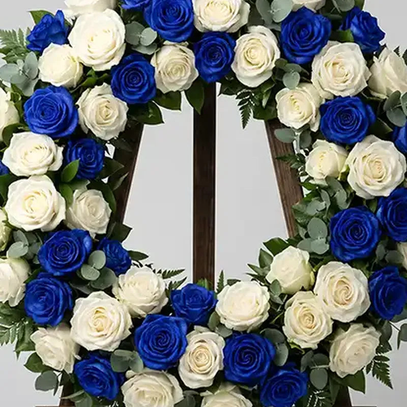 Nahaufnahme: Trauerkranz Weiß-Blau Kontrast – Trauerfloristik MO BLUMEN Wien