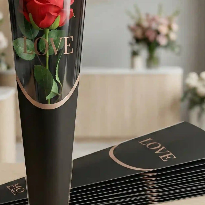 Rote Rose in schwarzer LOVE Verpackung als Valentinstag Geschenk bei MO BLUMEN Wien