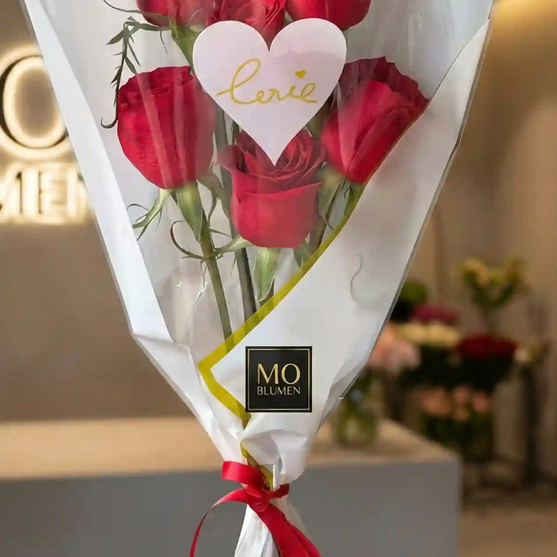 Einzelne rote gelbe und weisse Rose in Geschenkhuellen zum Valentinstag bei MO BLUMEN Wien