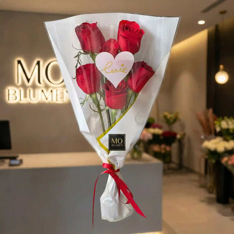 Einzelne rote gelbe und weisse Rose in Geschenkhuellen zum Valentinstag bei MO BLUMEN Wien