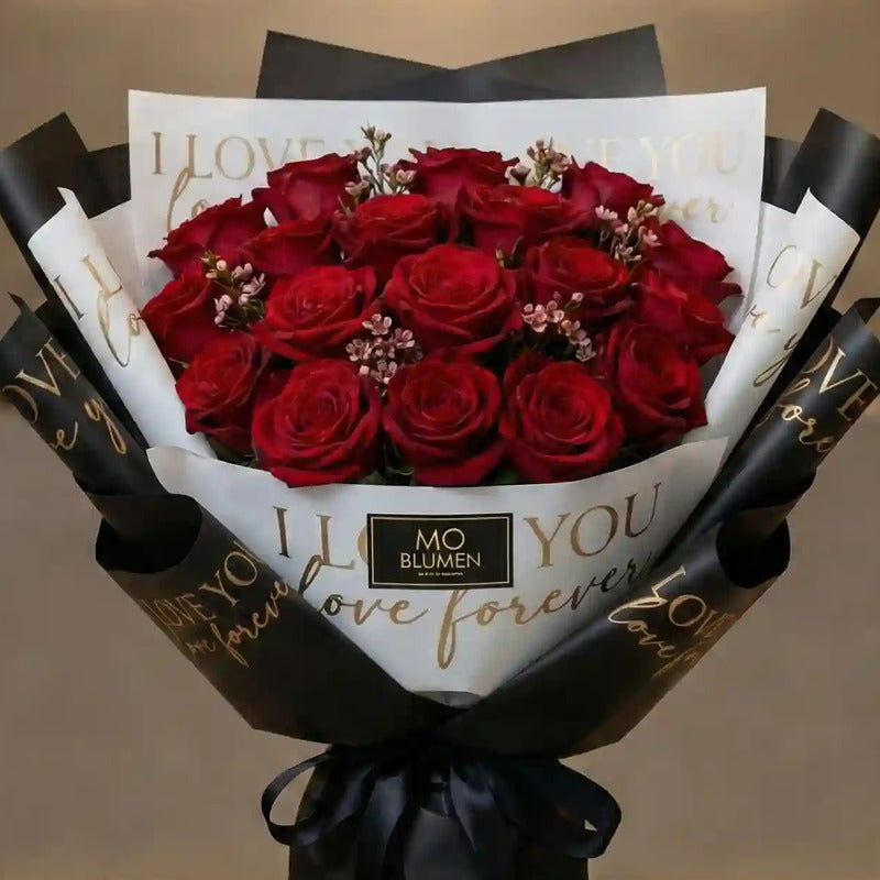 Weisser Rosenstrauss zum Valentinstag in roter Verpackung bei MO BLUMEN Wien