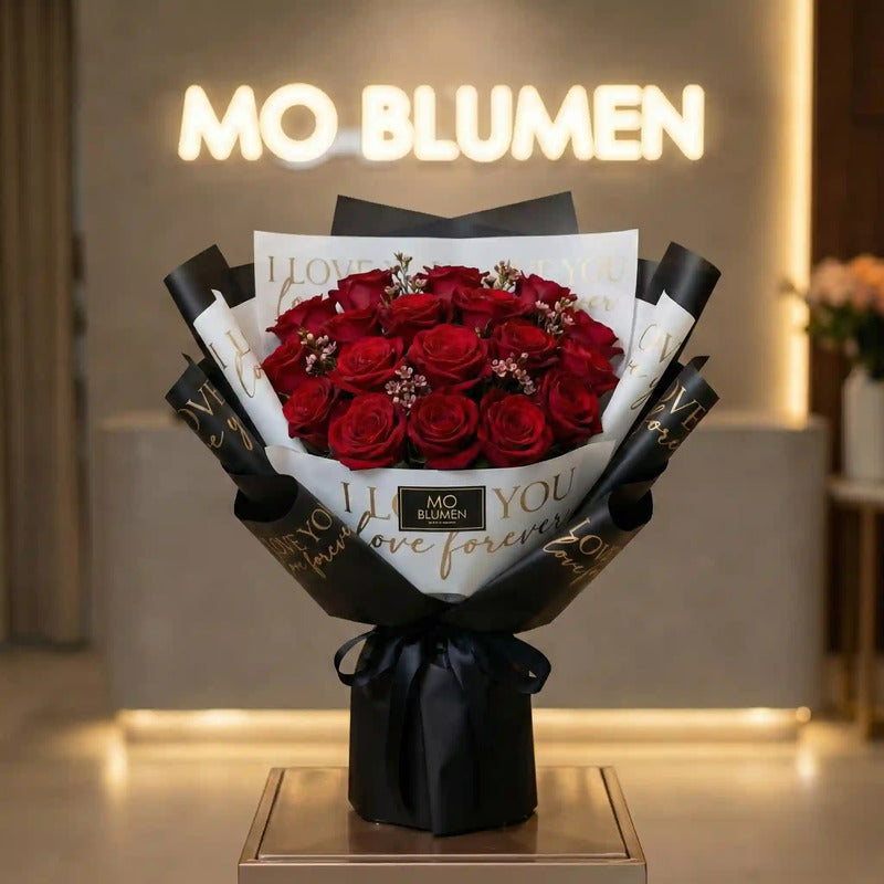 Weisser Rosenstrauss zum Valentinstag in roter Verpackung bei MO BLUMEN Wien