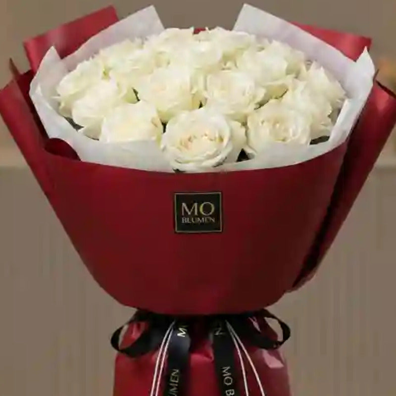 Drei kleine Rosenstraeusse in LOVE Papier im Drahtkorb zum Valentinstag bei MO BLUMEN Wien
