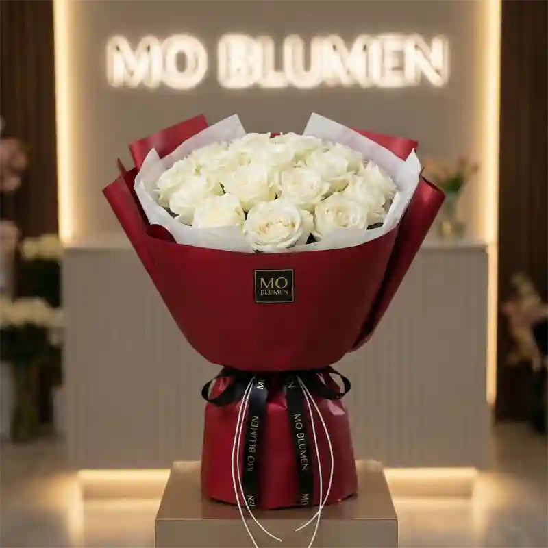 Drei kleine Rosenstraeusse in LOVE Papier im Drahtkorb zum Valentinstag bei MO BLUMEN Wien