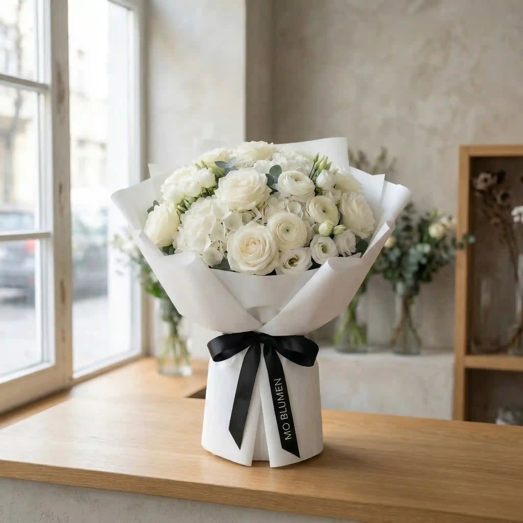 Wei�Yer Ostertraum Strau�Y mit wei�Yen Rosen und Ranunkeln MO BLUMEN Wien